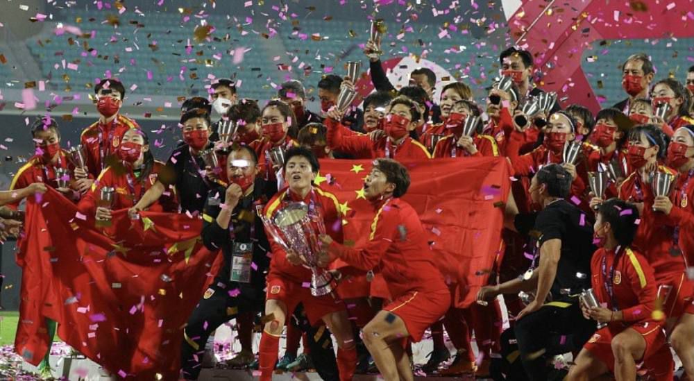 今年夏天的马竞更衣室里，菲利克斯孤立无援，只有刚来不久的利诺和他搭过几句话。
